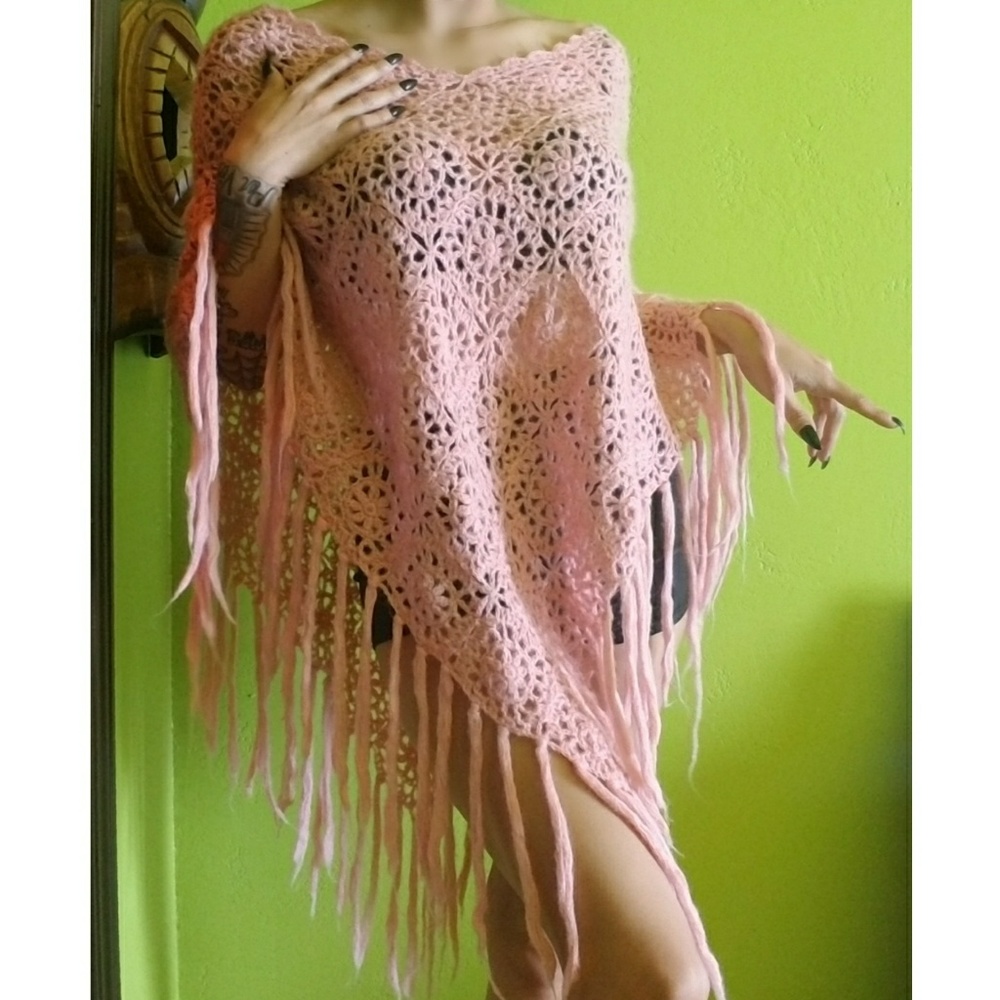 ๐๐ Pink Knitted Pancho ๐๐ - Picture 3 of 4